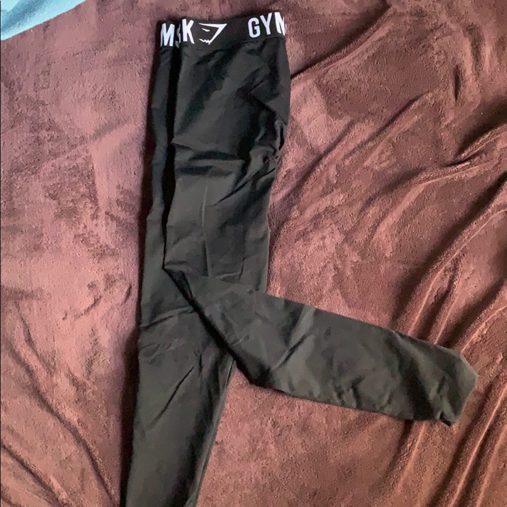 Black and white GymShark fit leggings